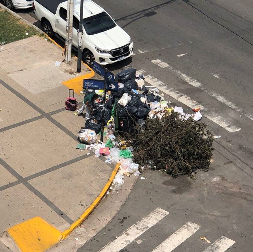 La basura se acumula en las calles cordobesas