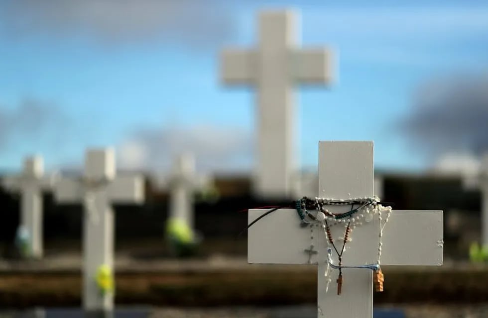 Crosses are seen at Darwin cemetery, where Argentine soldiers who died during the Falklands war are buried, in the Falkland Islands, May 16, 2018. Picture taken May 16, 2018. REUTERS/Marcos Brindicci islas malvinas  islas malvinas cementerio argentino de darwin