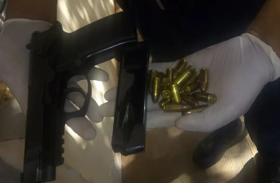 Arma y proyectiles incautados en la casa del hombre que habría secuestrado y maltratado a su pareja en Posadas. (Policía de Misiones)