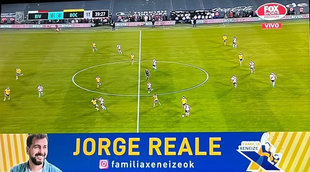 En la televisación de Boca Juniors vs. River Plate se observó el zócalo televisivo donde aparece Jorge Reale y Familia Xeneize.