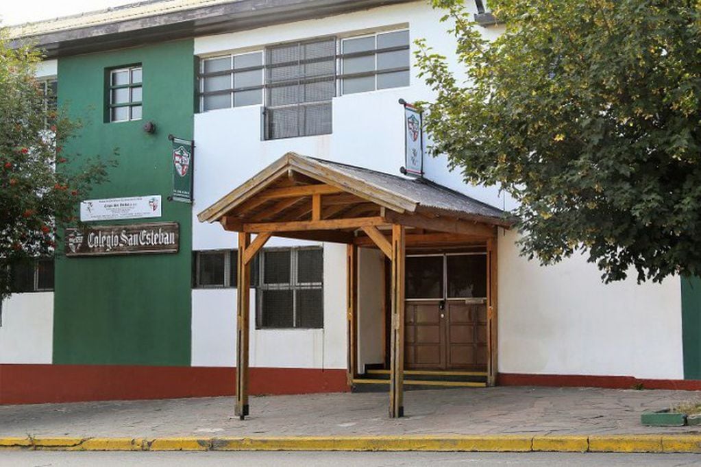 Colegio San Esteban en Bariloche (web).