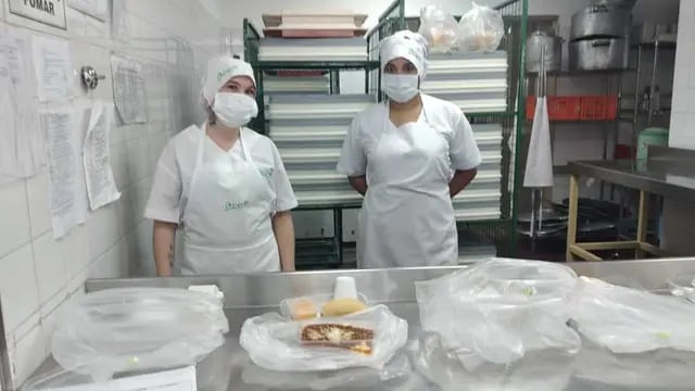 Un hospital de Neuquén brinda almuerzos con tiernos mensajes para los pacientes con coronavirus
