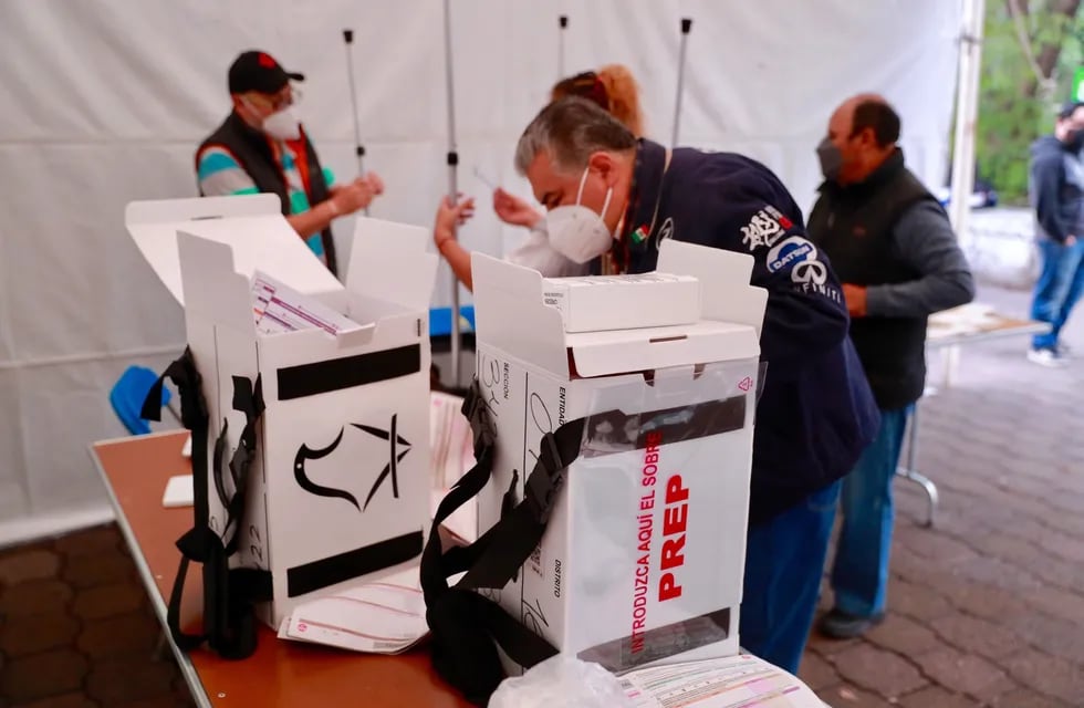 Personal de los puestos de votación preparan las mesas electorales