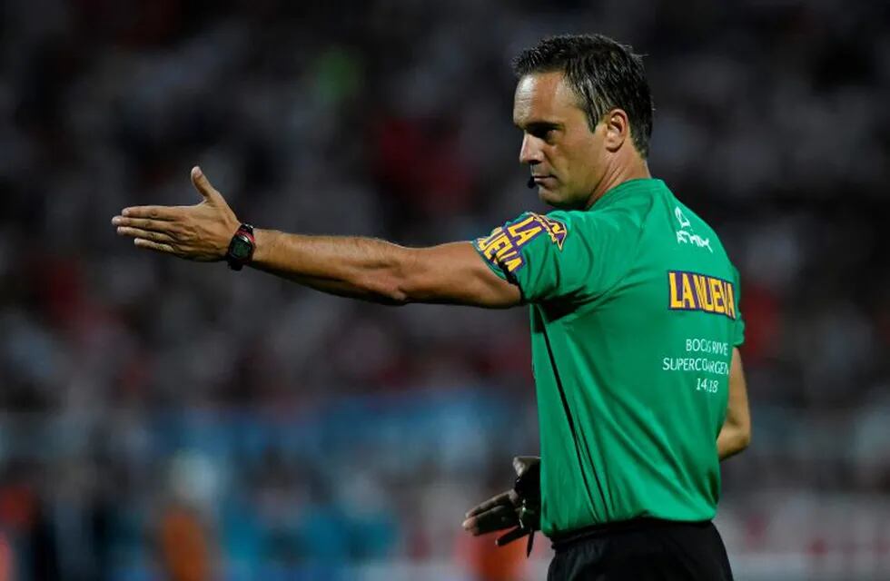 Argentina's referee Patricio Lousteau gestures during the Supercopa Argentina 2018 final football match between Boca Juniors and River Plate at Malvinas Argentinas stadium in Mendoza, Argentina, on March 14, 2018. / AFP PHOTO / Andres Larrovere mendoza patricio lousteau futbol supercopa argentina futbol futbolistas river plate boca juniors