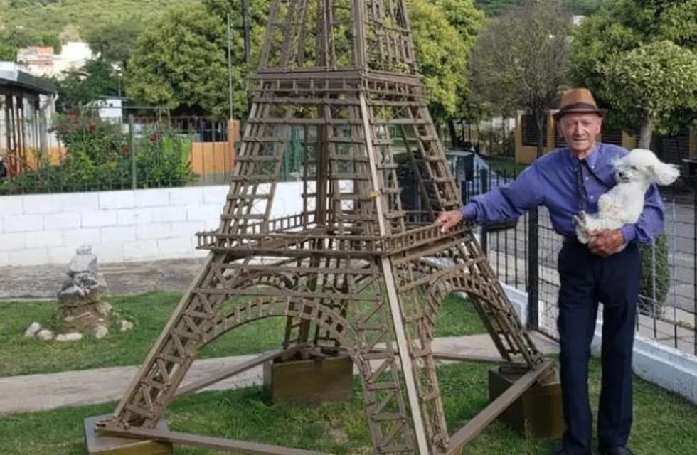 Tito posando con su mascota junto a su obra de arte: la Torre Eiffel carlospacense.