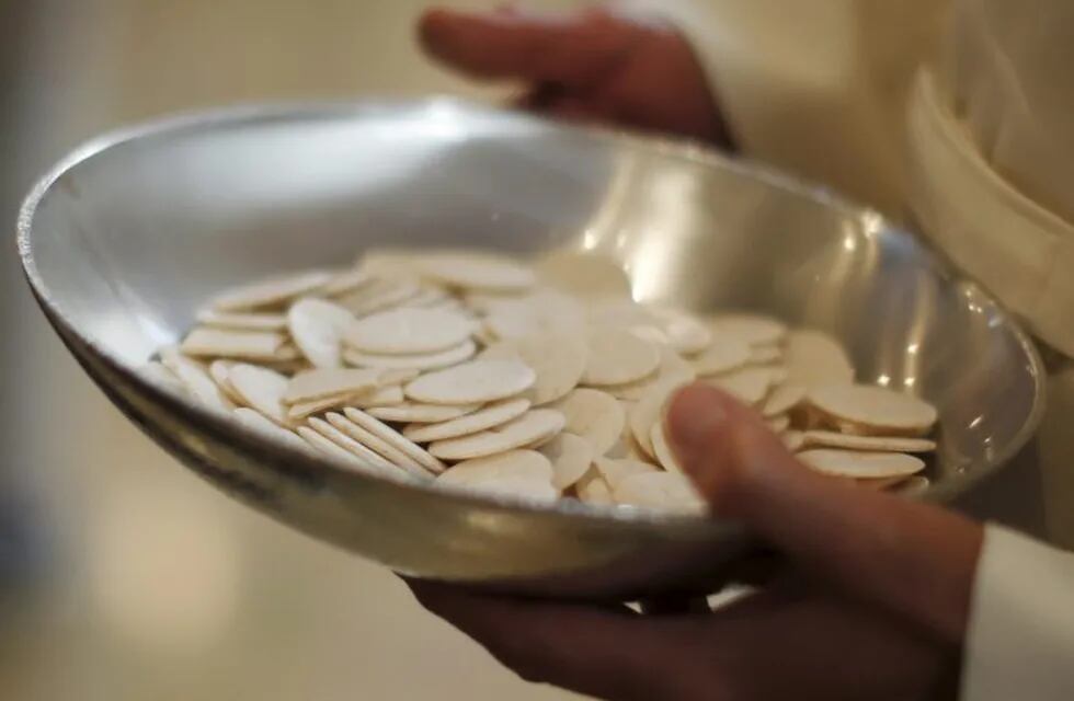 Hostias A priest carries communion wafers during a live screening of Pope Francis celebrating the Canonization Mass for Friar Junipero Serra in Washington, on a television screen in Los Angeles, California, United States, September 23, 2015. Pope Francis took one of the most controversial steps of his U.S. visit on Wednesday when he canonized an 18th-century missionary known by admirers as the \