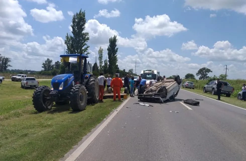 Accidente entre un Renault 19 y un tractor en Ruta 19 Arroyito