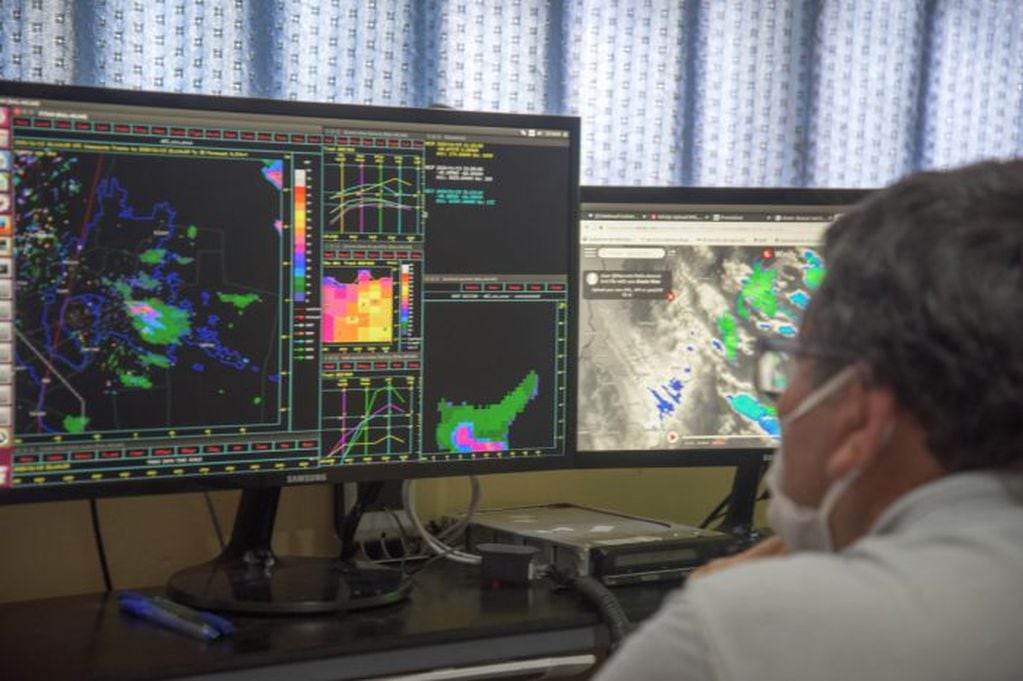 Un técnico observa el movimiento de las tormentas graniceros en el radar. Gentileza Gobierno de Mendoza
