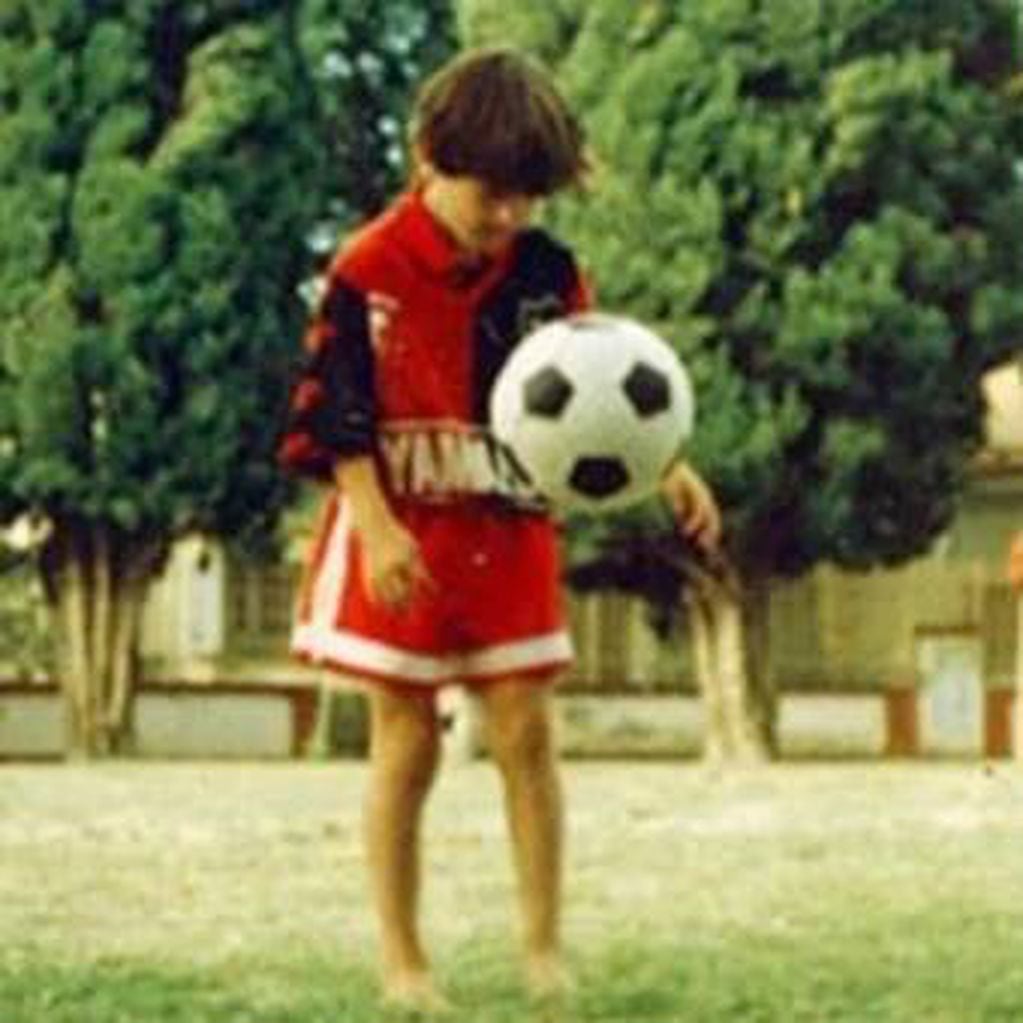 Lionel Messi de chiquito jugando a la pelota.
