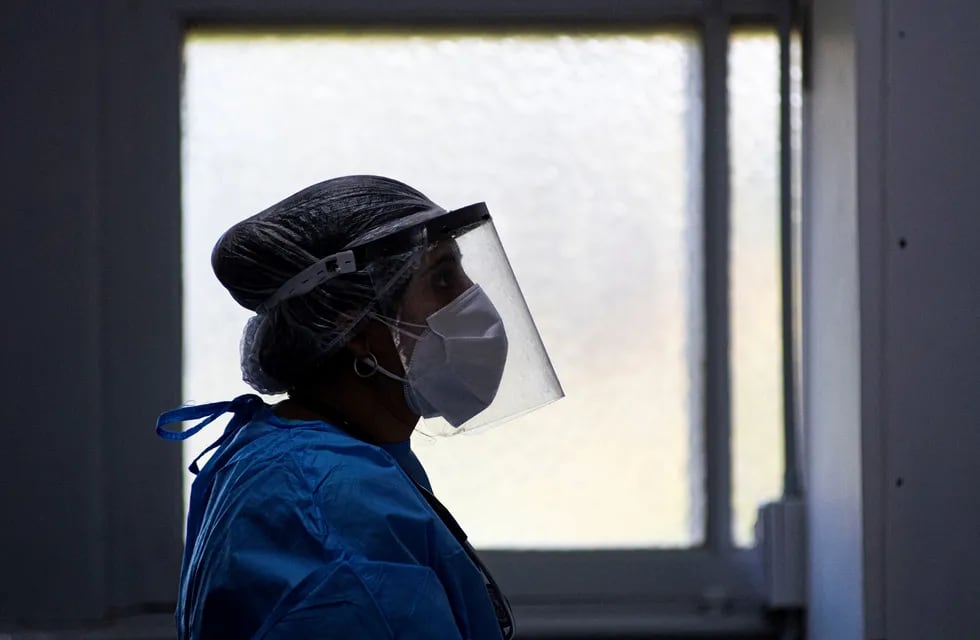Una trabajadora sanitaria con protección frente al coronavirus.