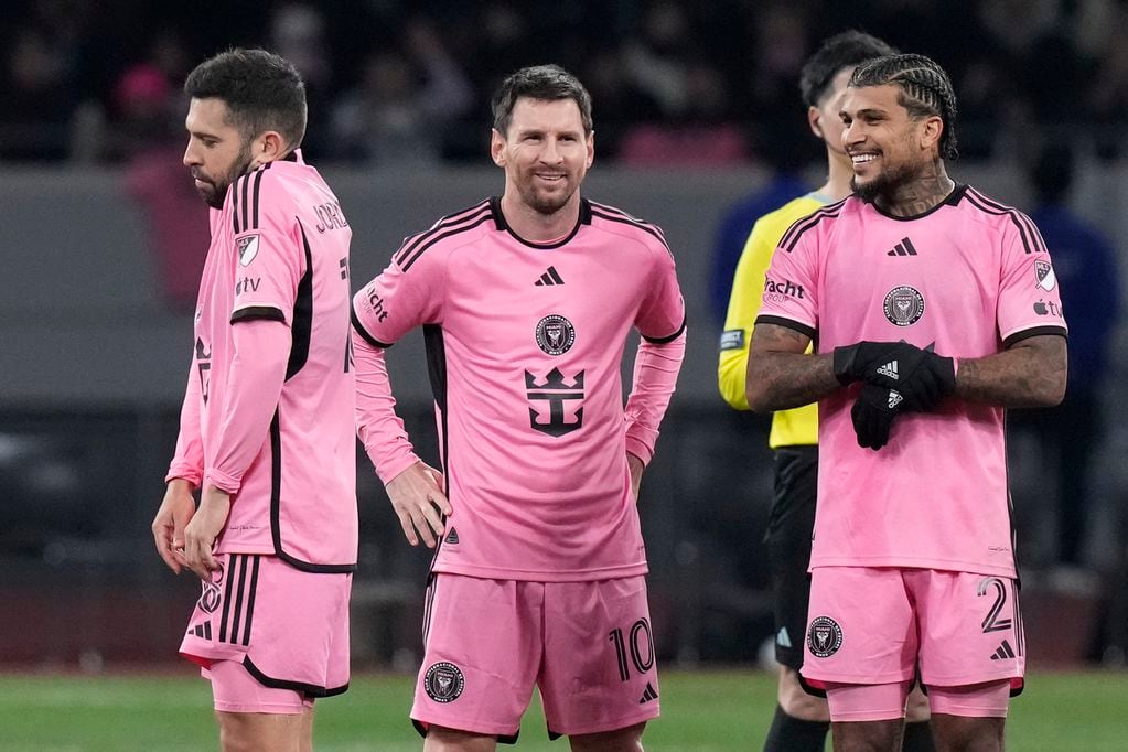 Lionel Messi reacciona durante la definición por penales contra Vissel Kobe en un partido amistoso, el miércoles 7 de febrero de 2024, en Tokio.