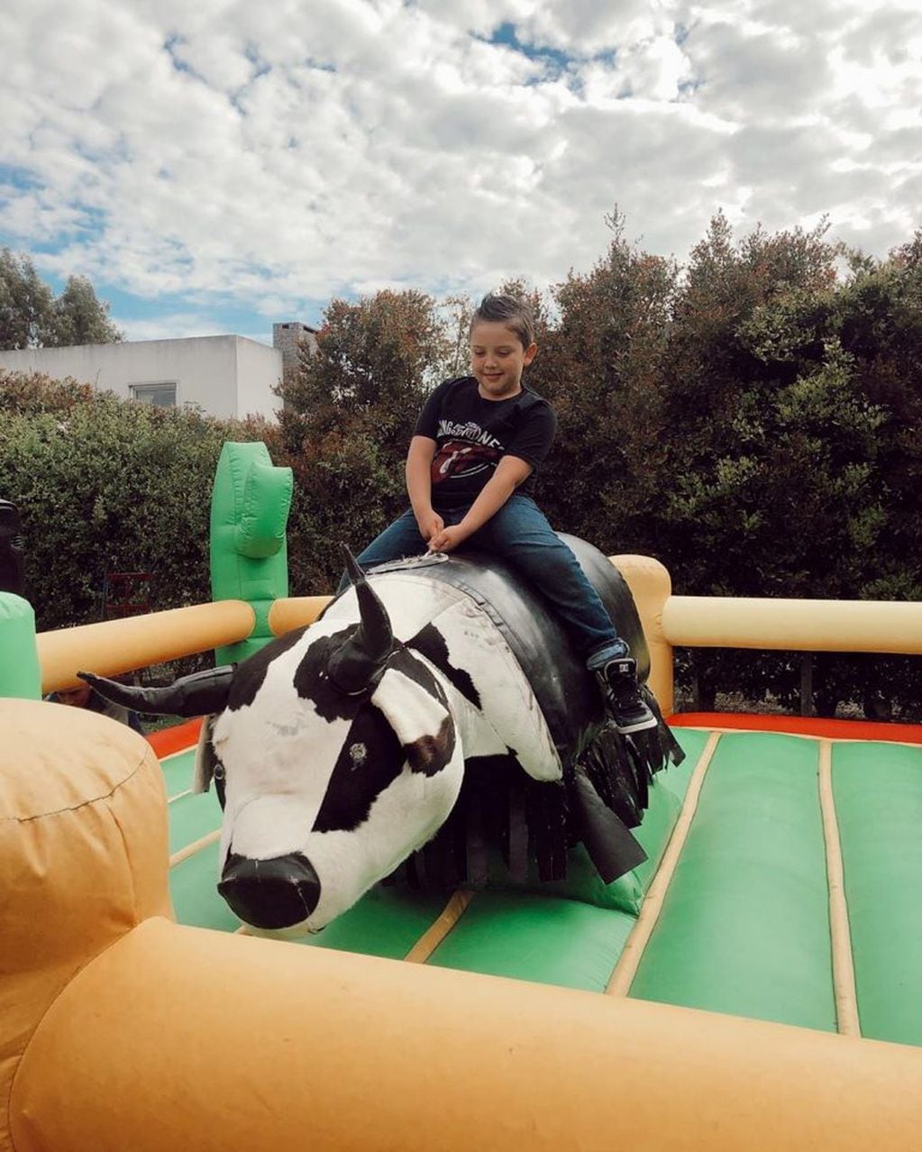Thiago Rodríguez monta un toro mecánico en su cumpleaños (Foto: Instagram)