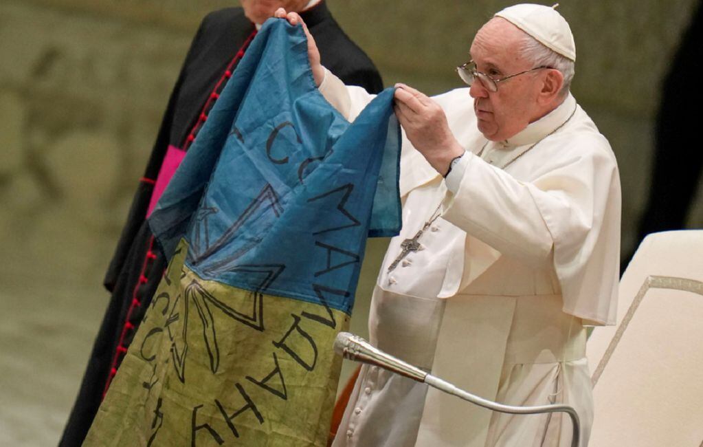 El papa Francisco besó una bandera de Ucrania (AP)