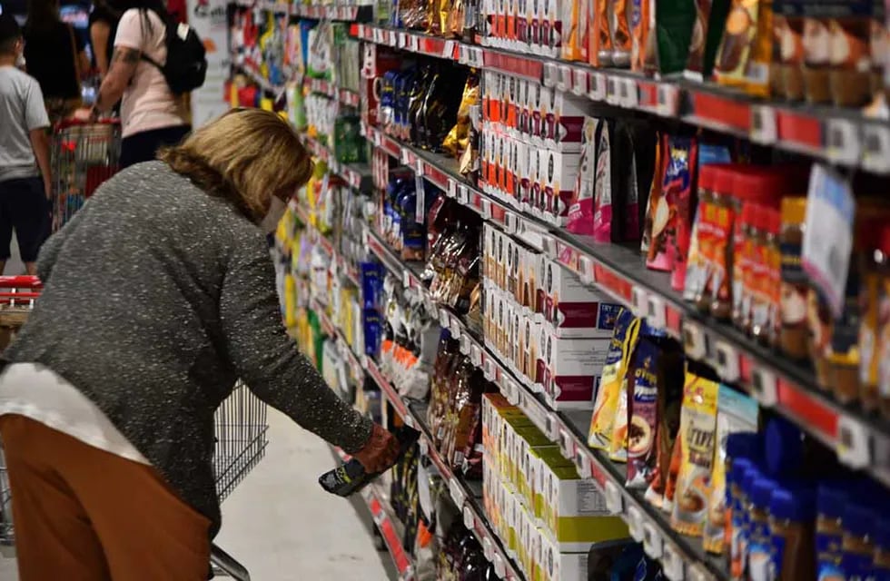Los supermercados podrán atender hasta las 21 desde este lunes (Clarín).