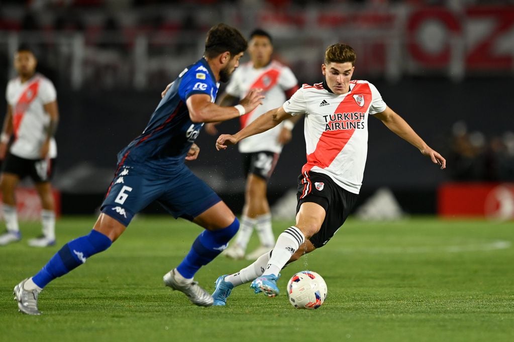 Julián Álvarez en acción en River-Vélez. Este miércoles la Araña juega su último partido. 