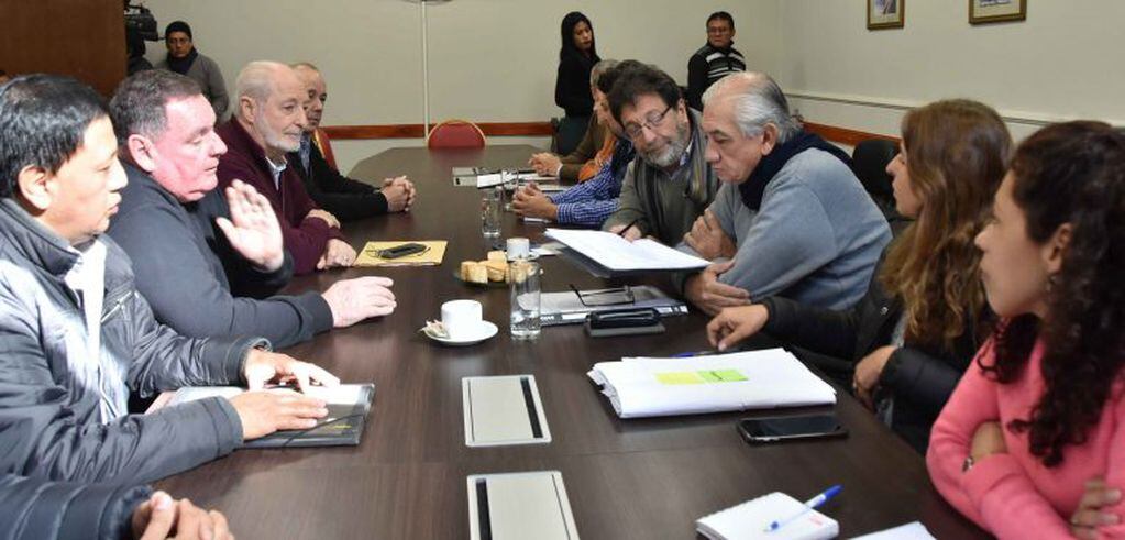 Oscar Inklemona, por la Cámara del Transporte de Pasajeros, y el diputado Rodolfo Nieto por la Comisión de Transporte, encabezaron la reunión en la Legislatura.