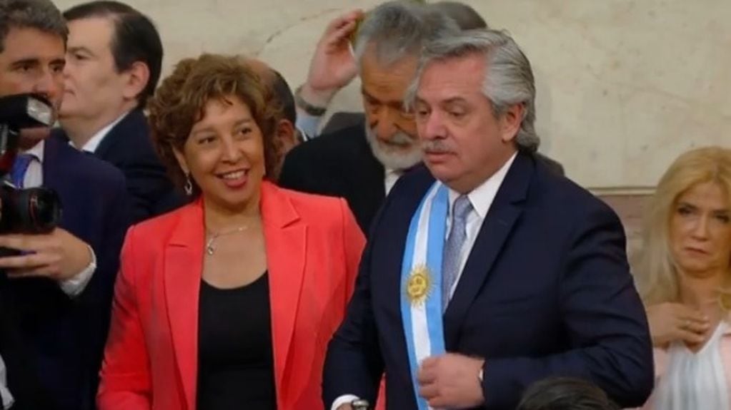 Arabela Carreras y Alberto Fernández durante su asunción (web).