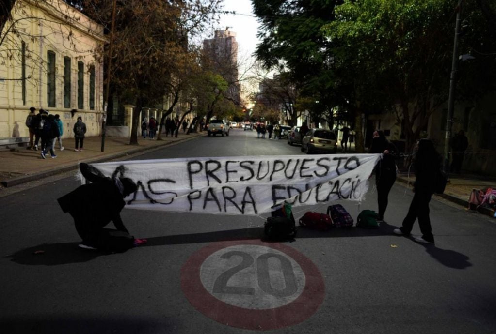 Alumnos de distintos colegios de La Plata protestaron por la falta de calefacción.