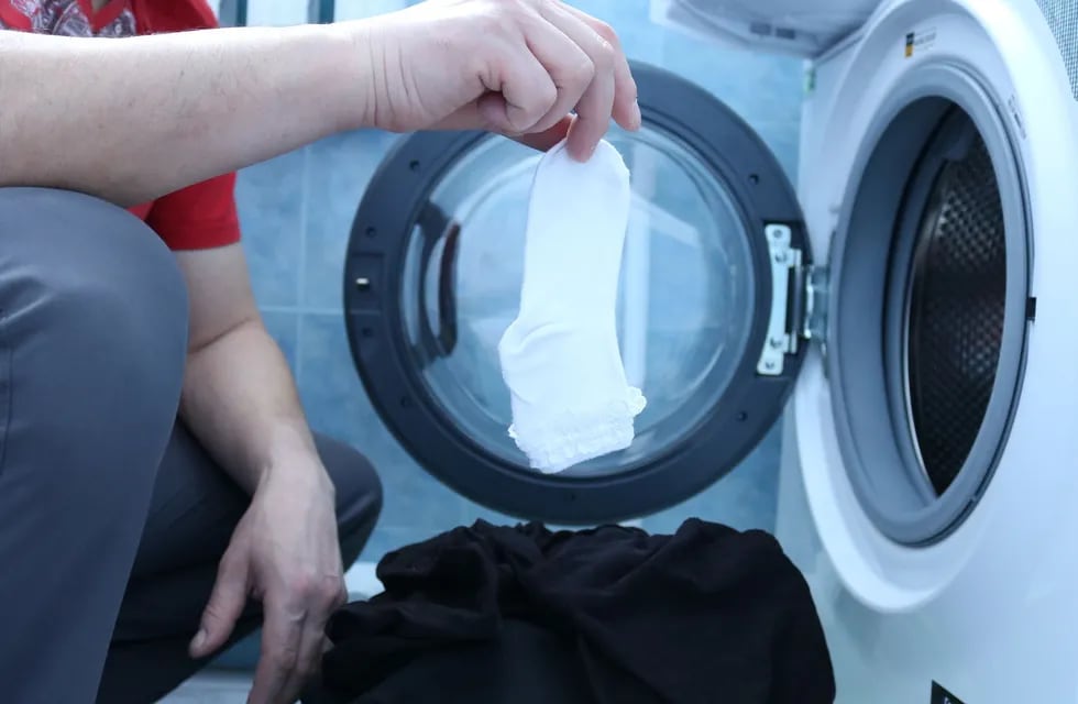 Dos cordobeses explicaron qué pasa con las medias perdidas en el lavarropas.