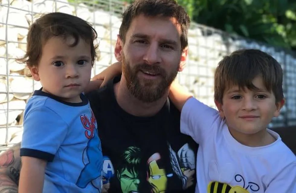 Messi con sus hijos en Barcelona