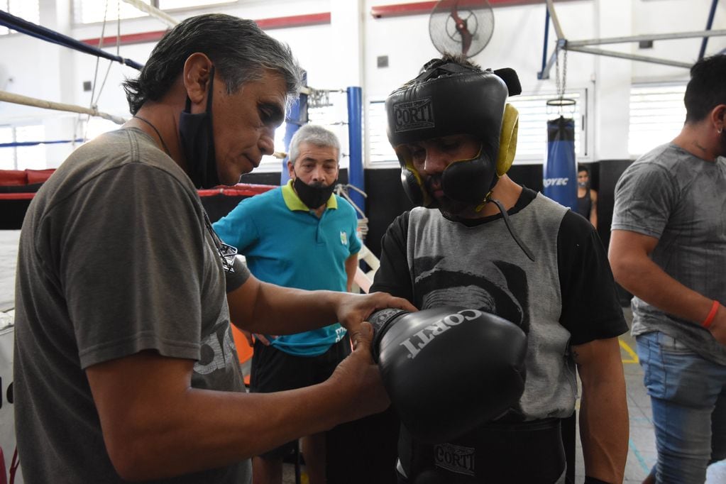 "Coton" Reveco entrena duro junto a Osvaldo Corro para regresar a los primeros planos del boxeo mundial. Foto: Mariana Villa / Los Andes 
