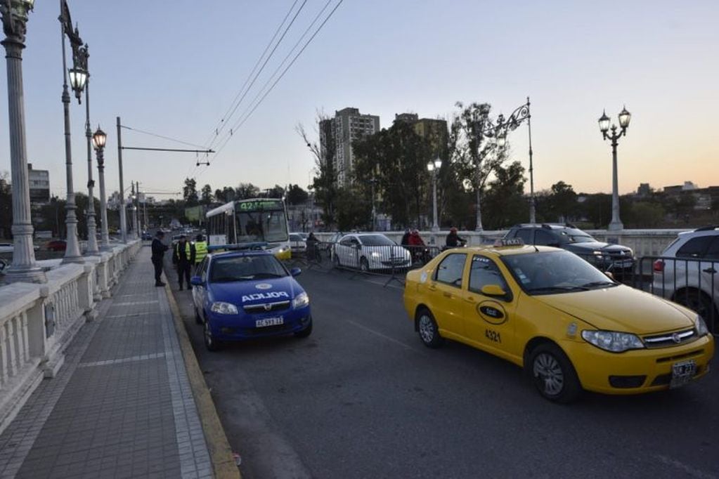 Fuerte custodia policial en las calles de Córdoba por la protesta de taxis y remises.