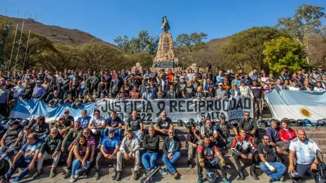 Manifestantes por Alejandro Benítez, el docente fallecido en Bolivia.