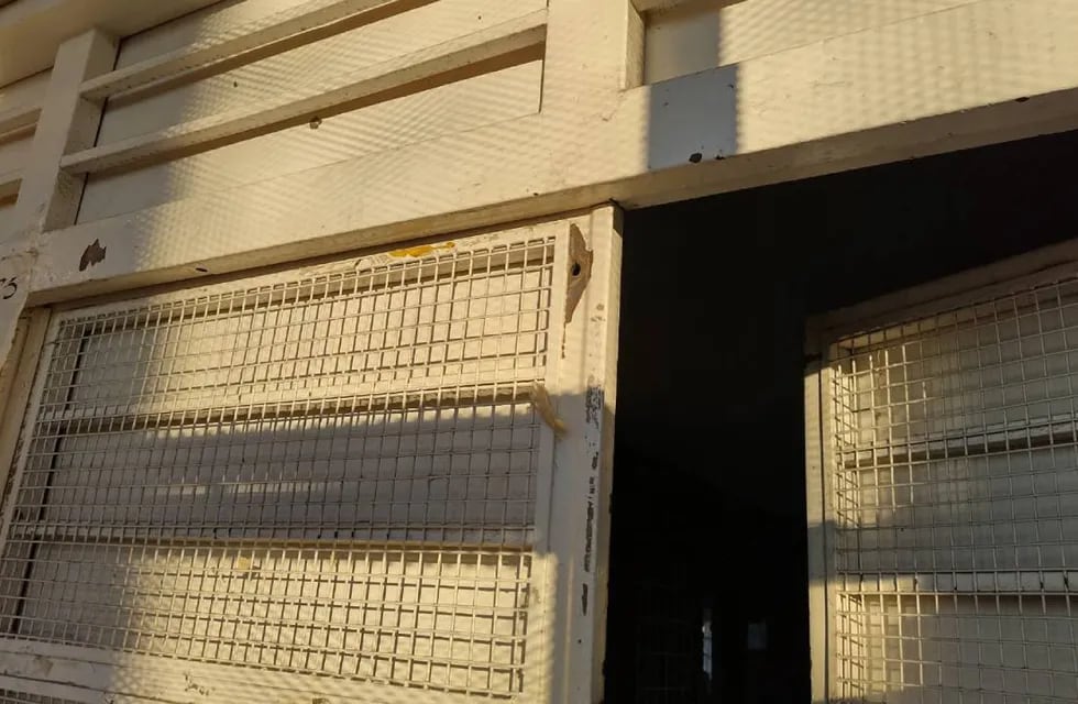 Los proyectiles perforaron la puerta de entrada por Nahuel Huapi al 4500.