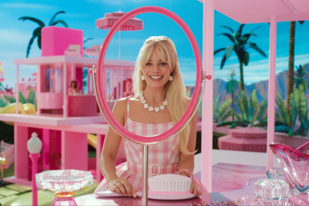 Margot Robbie, en una escena clave de "Barbie", la película que protagoniza y produce. (AP)