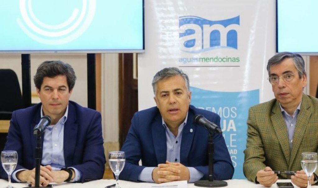 El titular de Aysam, Richard Battaggión (derecha) junto al gobernador Alfredo Cornejo en el anuncio sobre la medida de controlar el agua en las viviendas.