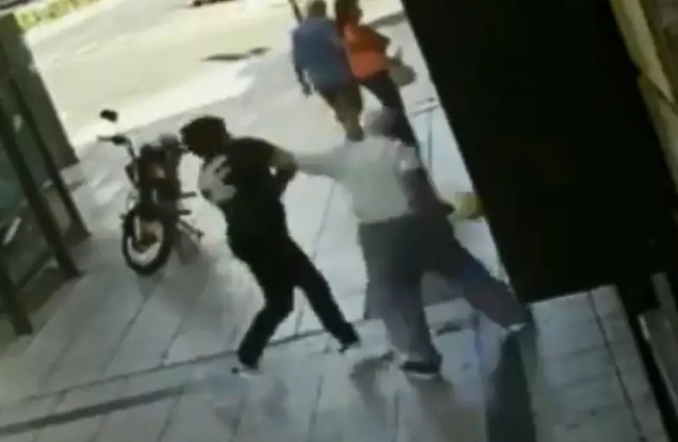 La escena de violencia se registró en la esquina de Pellegrini y Corrientes. (Captura de pantalla)