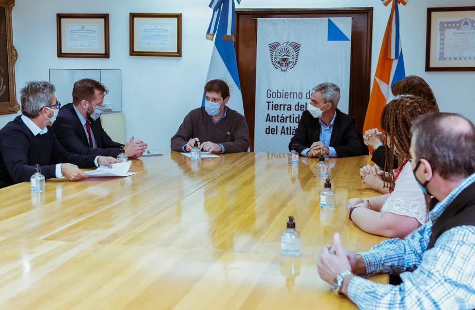 El Ministro de Transporte firmó un convenio con el Gobernador, Gustavo Melella, que busca promover la seguridad en el transporte.