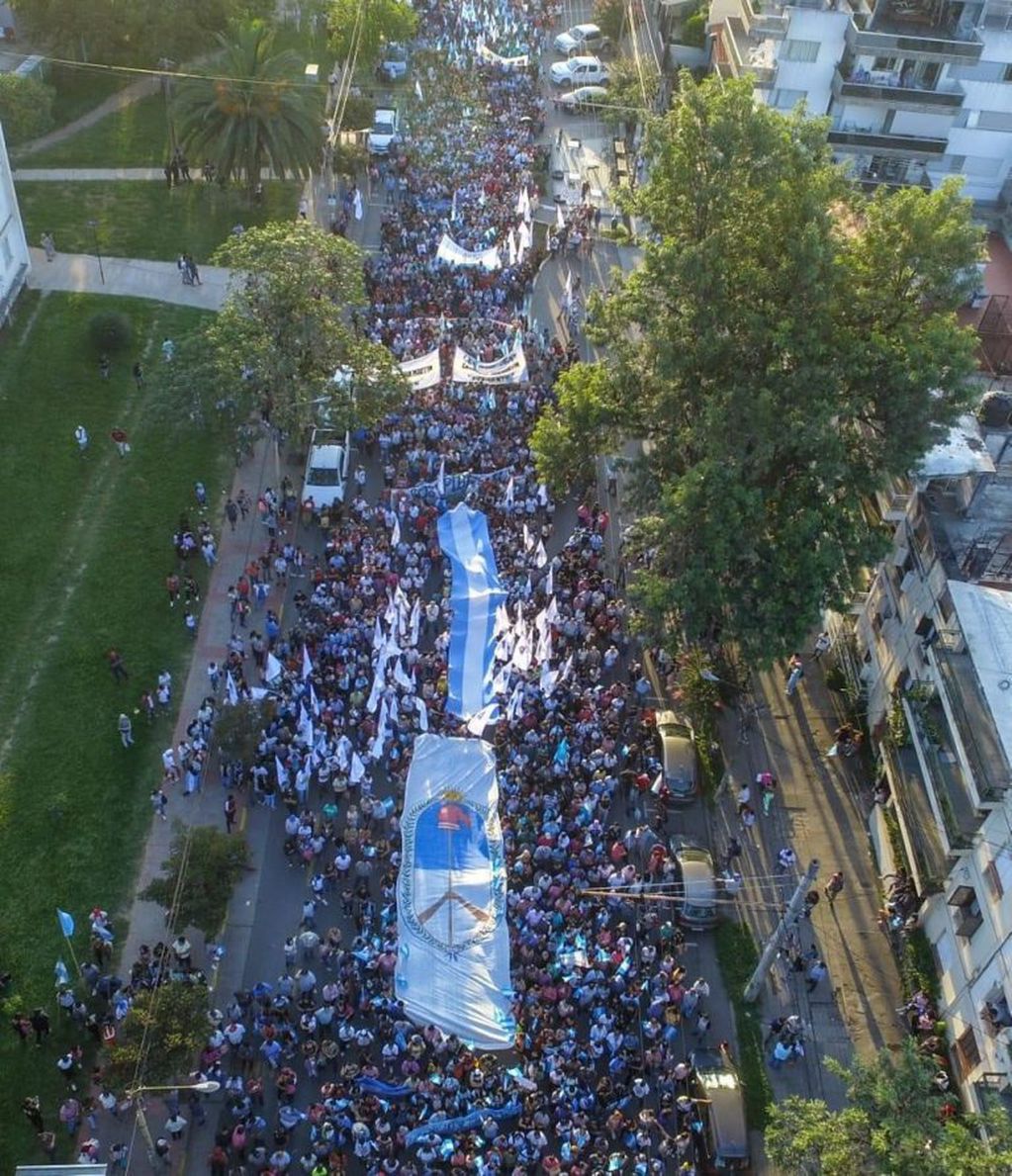La marcha #Jujuy No Se Toca, portando las Banderas Nacional y de la Libertad Civil.