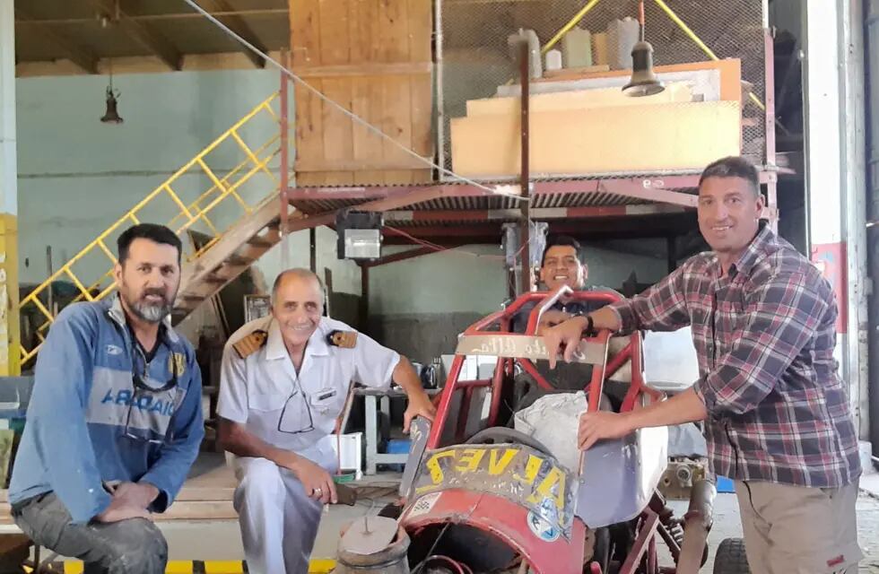El Punta Alta Automóvil Club donó a través de Jorge Izarra, donó un midget a la Escuela de Aprendices de la Base Naval Puerto Belgrano.