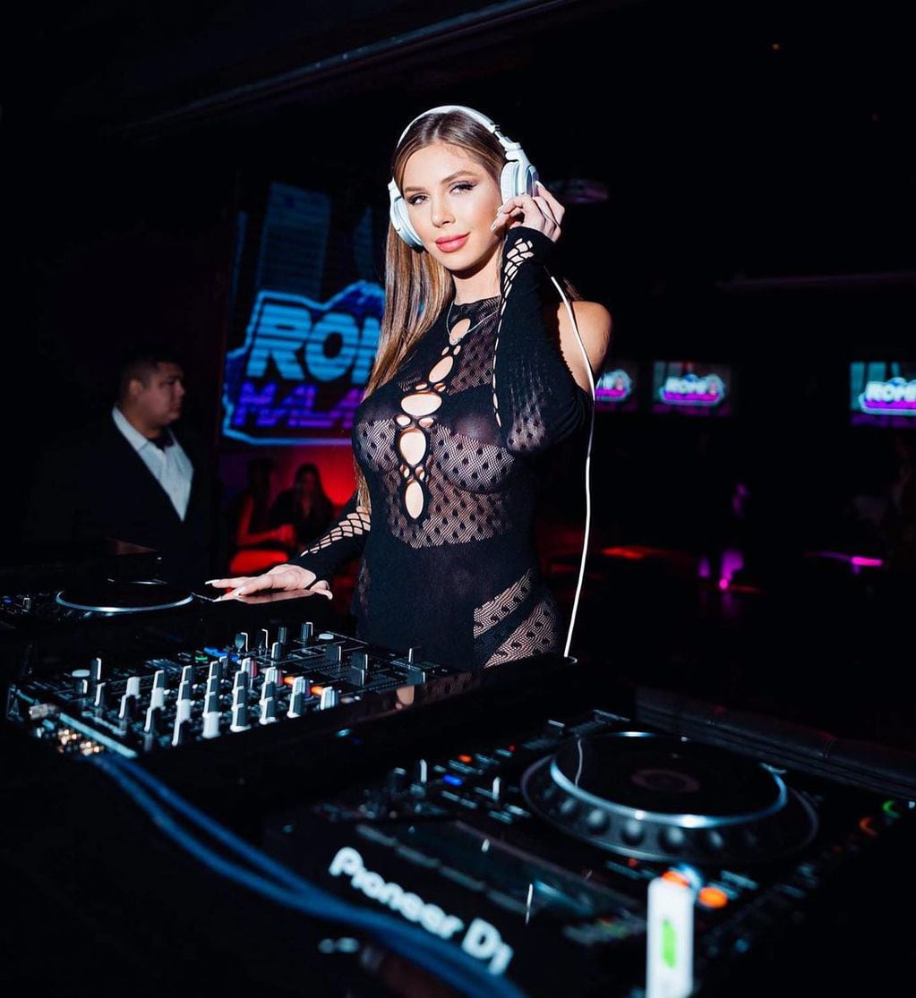 Romina Malaspina tocando un set como DJ.