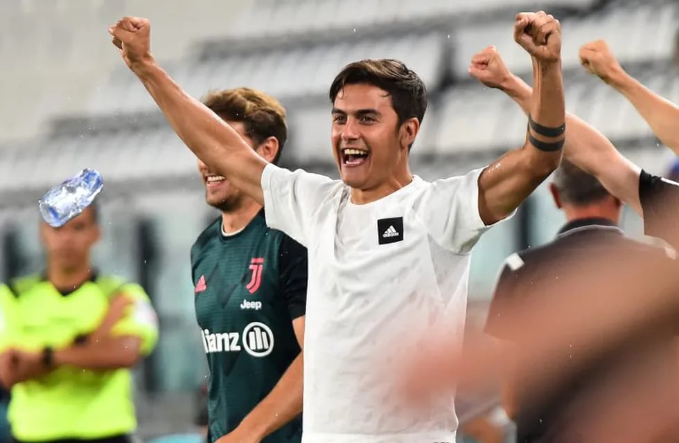 Soccer Football - Serie A - Juventus v Sampdoria - Allianz Stadium, Turin, Italy - July 26, 2020    Juventus' Paulo Dybala celebrates winning the match and Serie A, as play resumes behind closed doors following the outbreak of the coronavirus disease (COVID-19)   REUTERS/Massimo Pinca