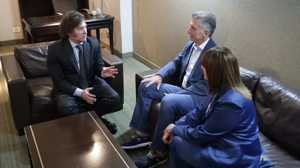 Milei con Macri y Bullrich tras ganar las elecciones.