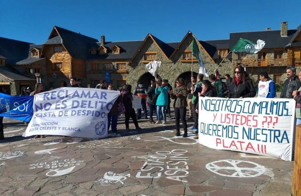 Los trabajadores de la Salud llevaron a la protesta al Centro Cívico de Bariloche.