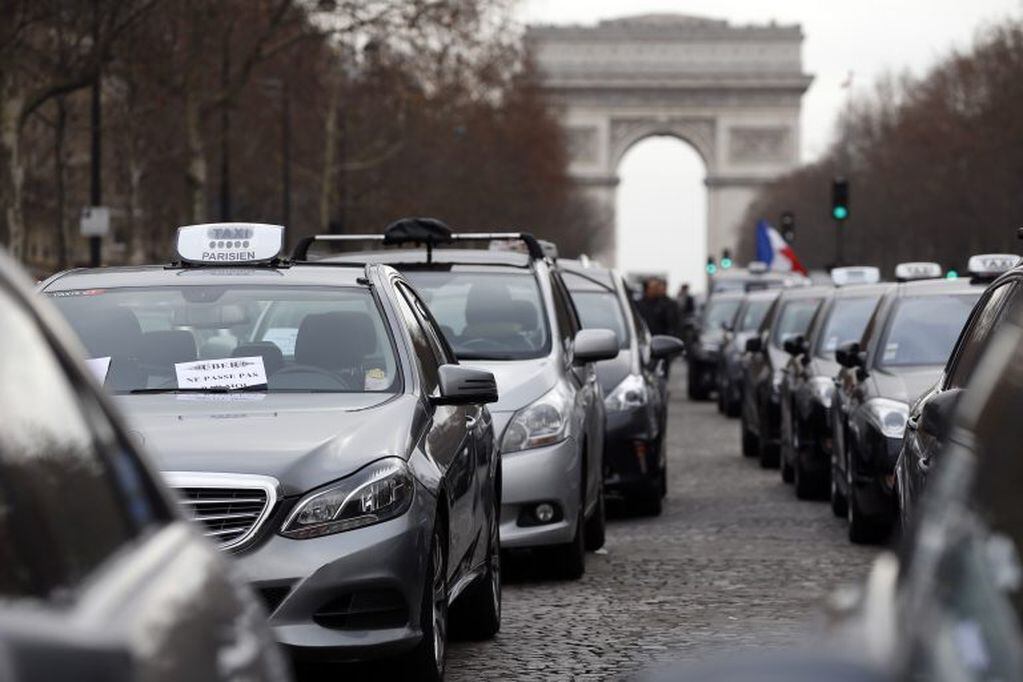 Los taxistas de París se manifiestan, el 26 de enero de 2016 en París, para protestar contra la competencia de la compañía de aplicaciones de taxis Uber y otros taxis privados no autorizados. Crédito: AFP PHOTO / THOMAS SAMSON.