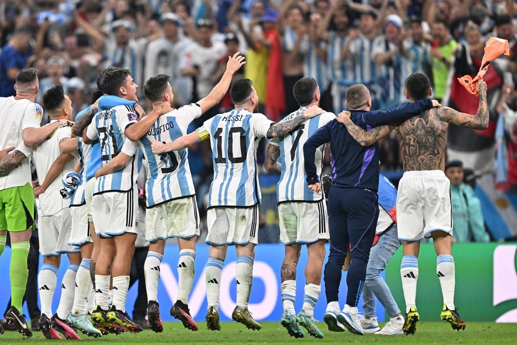 La selección argentina celebra el triunfo ante Croacia y el pase a la final del Mundial de Qatar. Foto: EFE