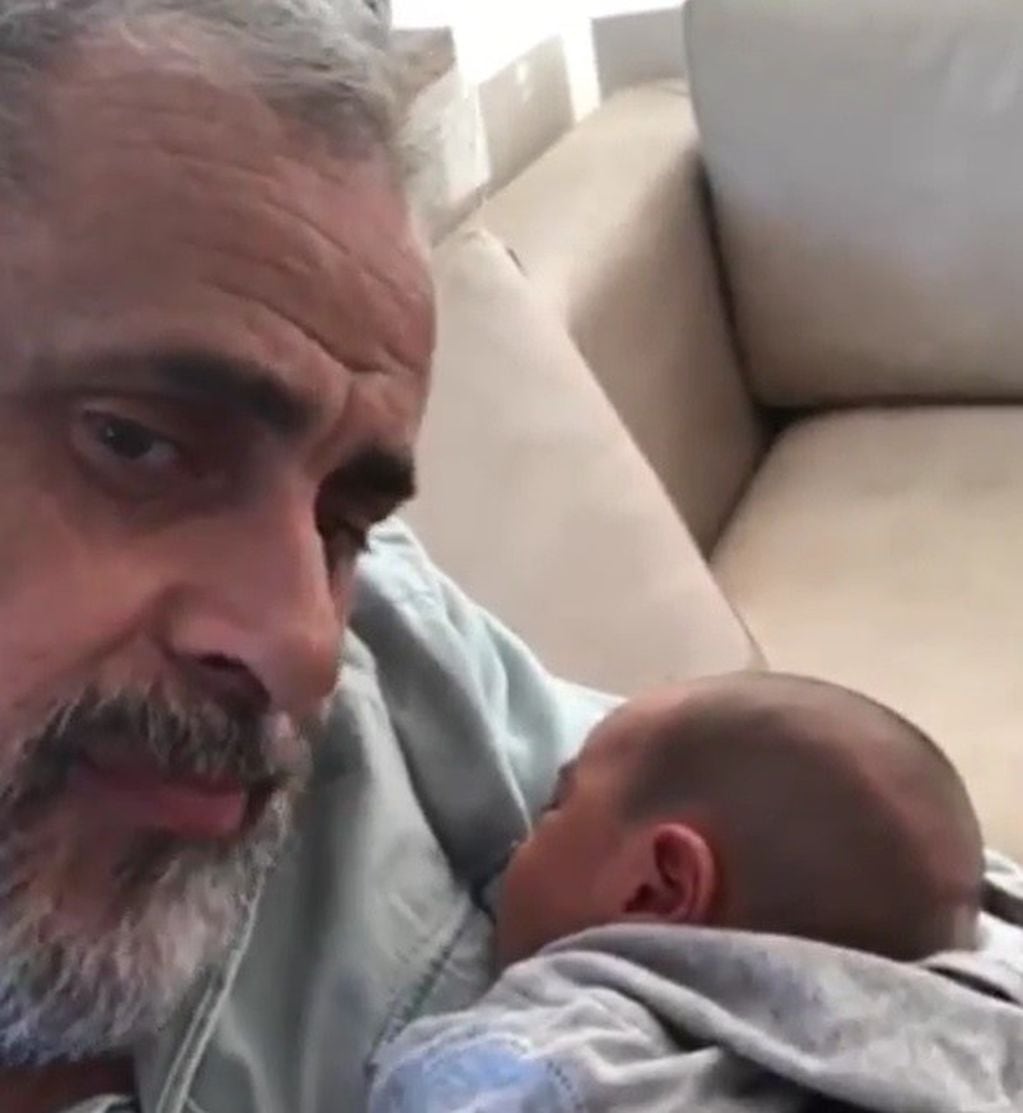 Jorge Rial y su nieto, cuando recién había nacido. (Instagram)