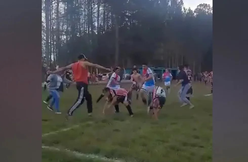 Violencia en una semifinal de fútbol en Los Helechos.