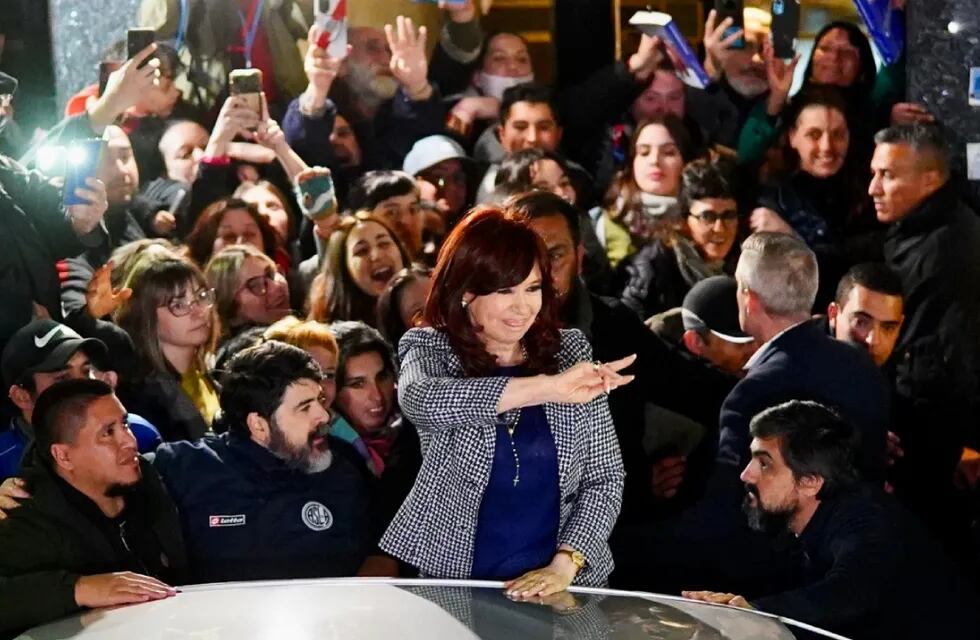 Cristina Kirchner junto a sus seguidores, tras su llegada a Recoleta. Foto: Clarín.
