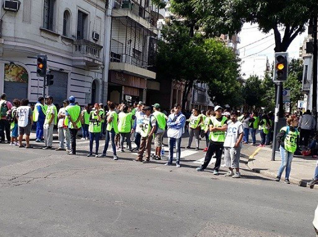 La CCC marcha por las calles céntricas en reclamo de ayuda alimentaria. (@Salaito10)