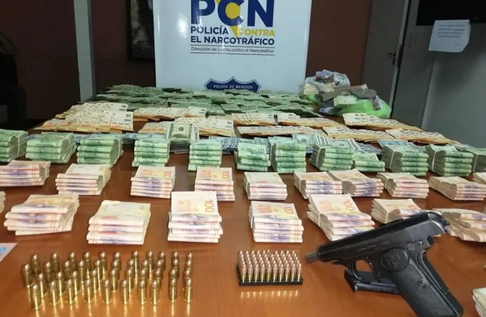 detuvieron a una pareja con 5 millones de pesos, armas y drogas en la Ciudad de Mendoza.