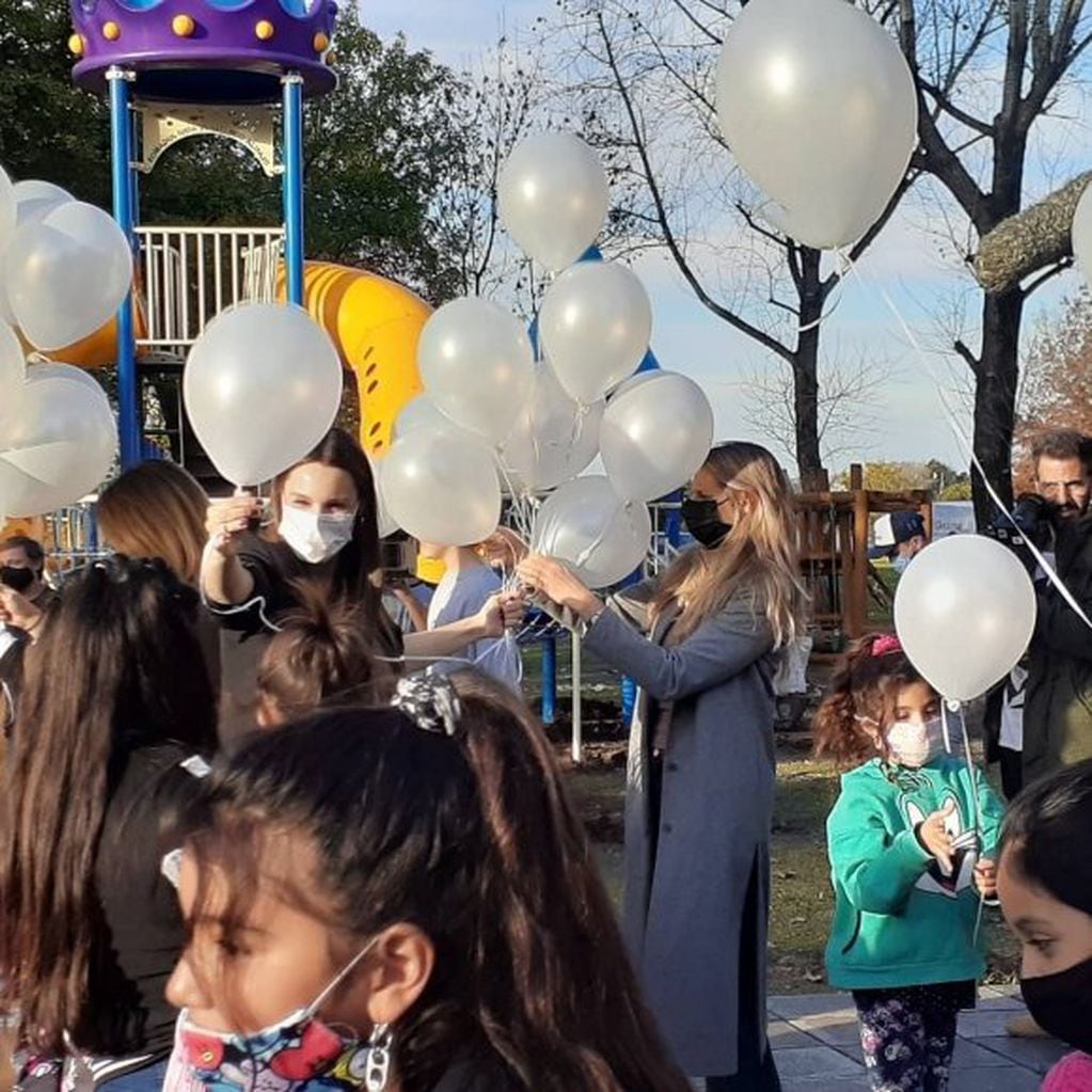 Pampita y Benjamín Vicuña inauguraron una plaza en honor a su hija.