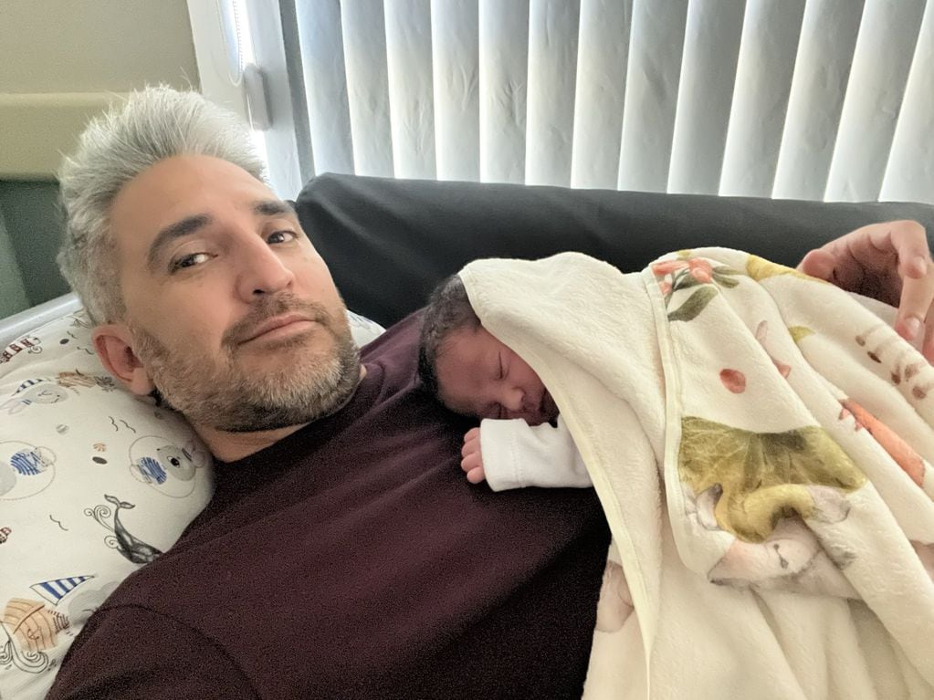 Andy Ferreyra y su primer foto con Nino, quien nació el 3 de mayo de 2024.