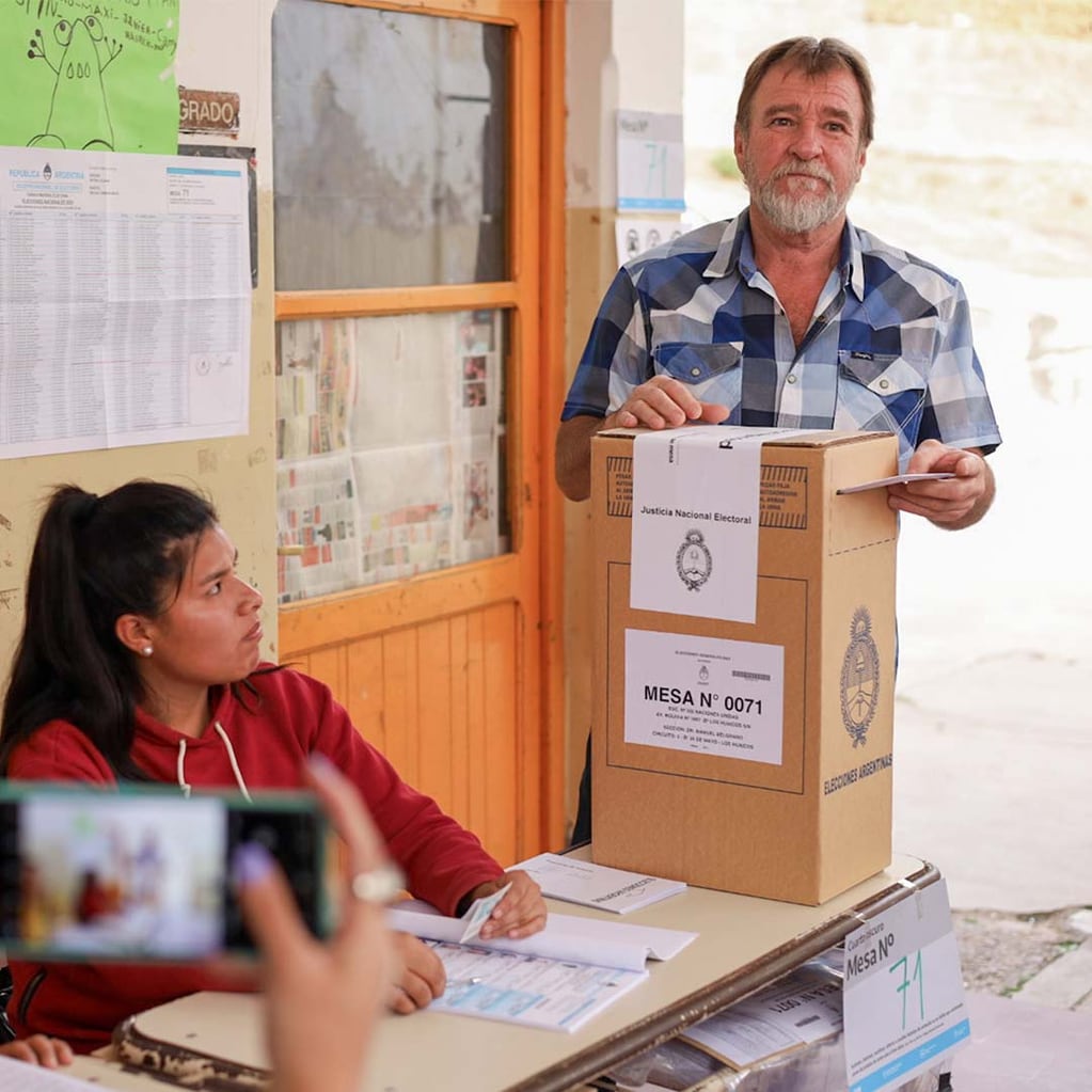 El candidato a diputado nacional por el frente Cambia Jujuy, Jorge Rizzotti, emitió su voto en la Escuela Naciones Unidas del barrio Los Huaicos.