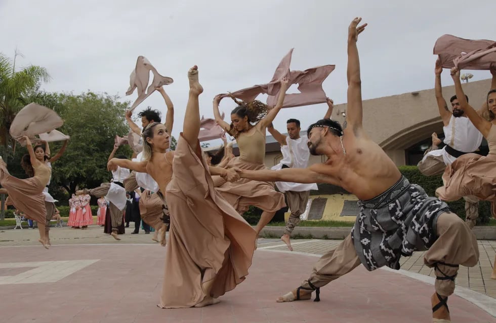 Integrantes del Ballet Municipal durante el acto en el que se celebró el 460 aniversario de la fundación de la Ciudad de Mendoza en la Plaza Pedro del Castillo. Gentileza MCM