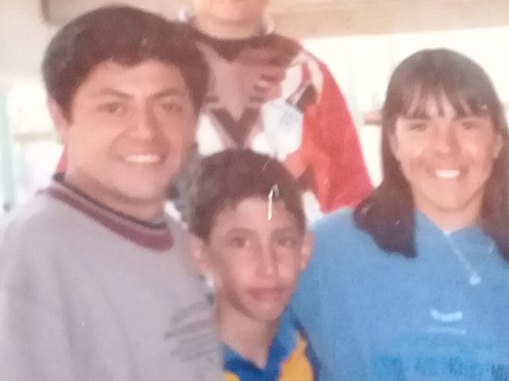 Ángel Di María junto con Rubén Herrera y Lorena Galván, quienes lo hospedaron en Sunchales en 1998